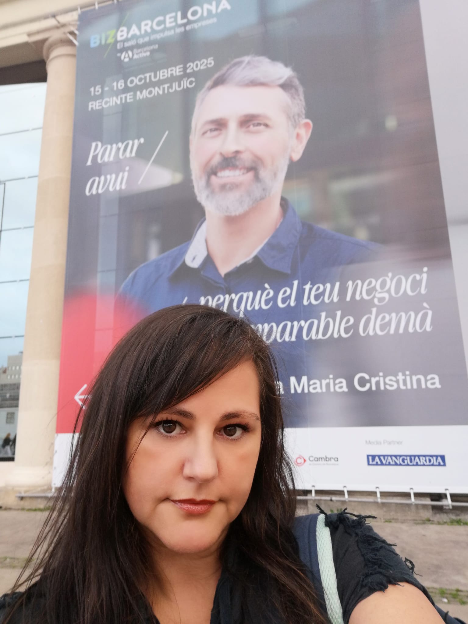 Selfie en la entrada de Bizbarcelona 2025, recinte de Montjuïc