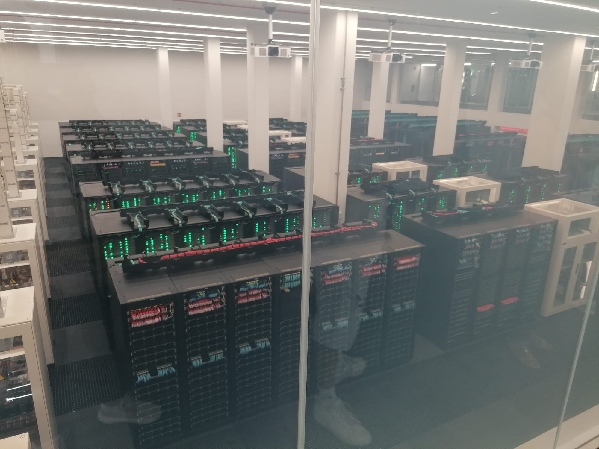 Sala de servidores del Barcelona Supercomputing Center, mayo 2026